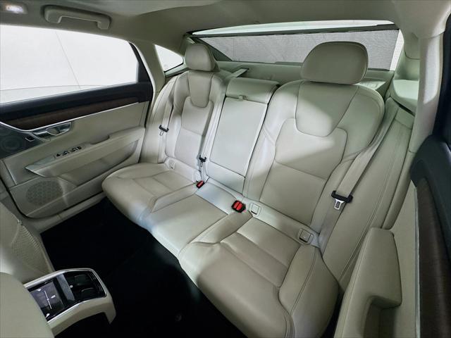 Photo of 2022 Crystal White Metallic Volvo S90