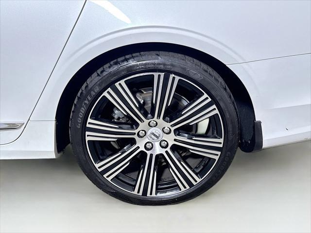 Photo of 2022 Crystal White Metallic Volvo S90