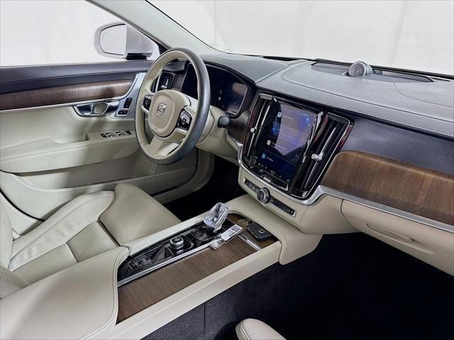 Photo of 2022 Crystal White Metallic Volvo S90