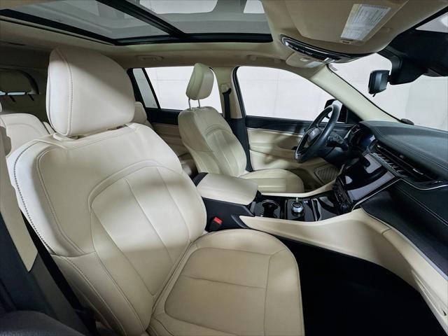 Photo of 2022 Diamond Black Crystal Pearl Jeep Grand Cherokee L