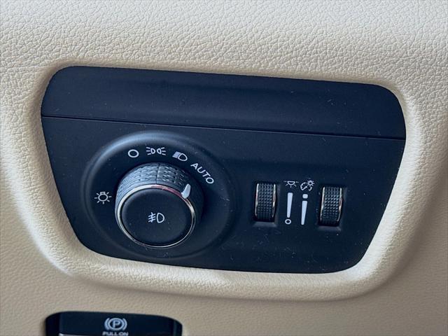 Photo of 2022 Diamond Black Crystal Pearl Jeep Grand Cherokee L