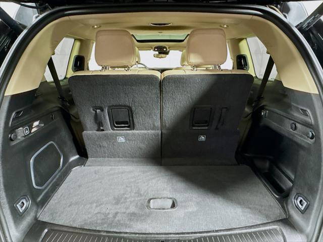 Photo of 2022 Diamond Black Crystal Pearl Jeep Grand Cherokee L