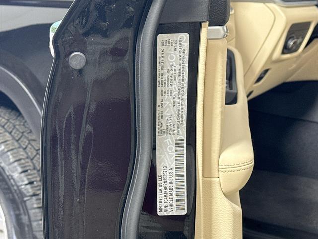 Photo of 2022 Diamond Black Crystal Pearl Jeep Grand Cherokee L