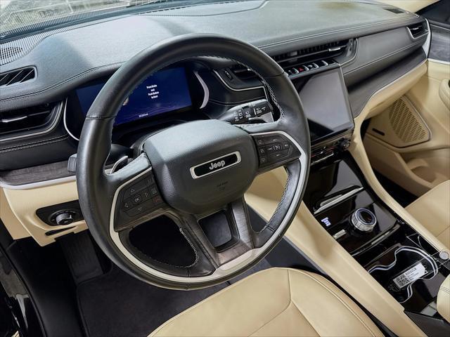 Photo of 2022 Diamond Black Crystal Pearl Jeep Grand Cherokee L