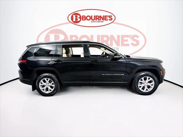 Photo of 2022 Diamond Black Crystal Pearl Jeep Grand Cherokee L