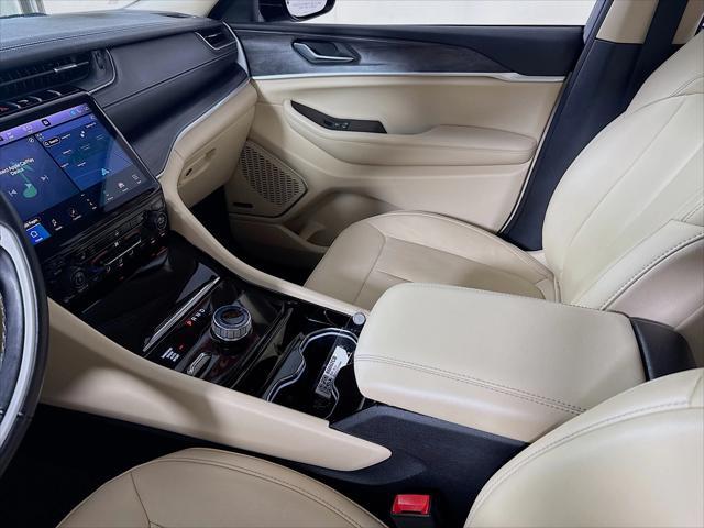 Photo of 2022 Diamond Black Crystal Pearl Jeep Grand Cherokee L