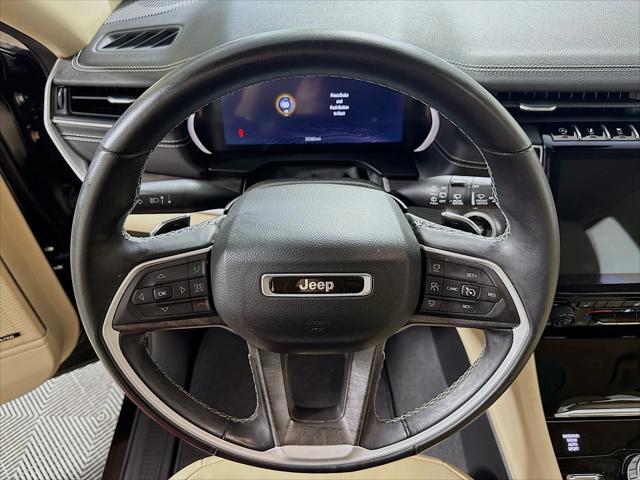 Photo of 2022 Diamond Black Crystal Pearl Jeep Grand Cherokee L