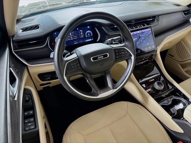 Photo of 2022 Diamond Black Crystal Pearl Jeep Grand Cherokee L