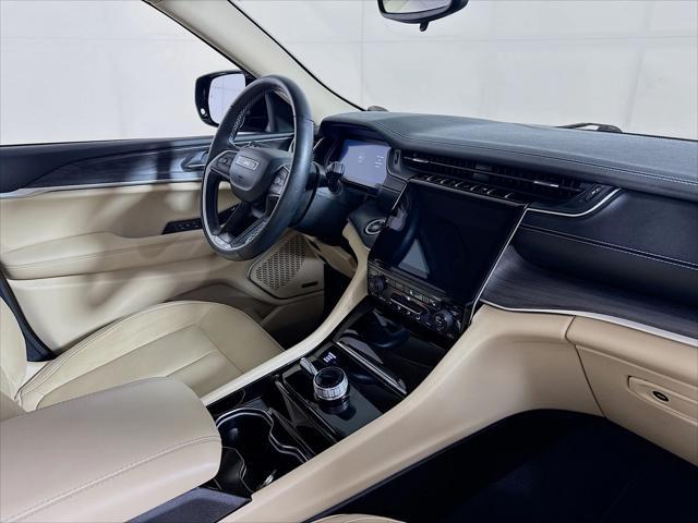 Photo of 2022 Diamond Black Crystal Pearl Jeep Grand Cherokee L