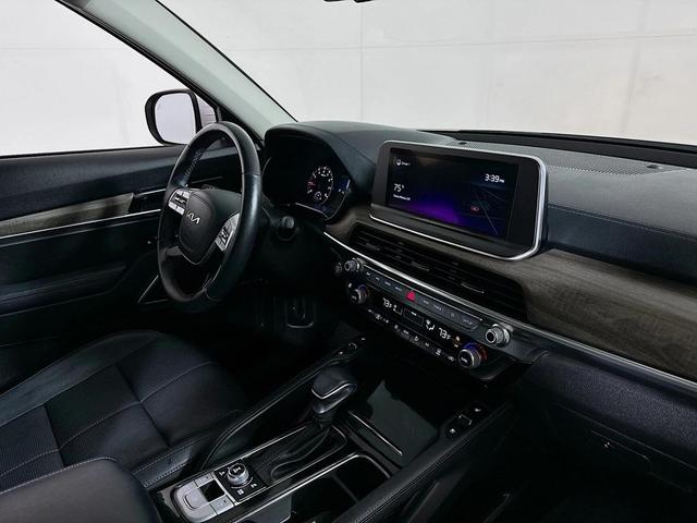 Photo of 2022 Glacial White Pearl Kia Telluride