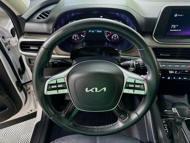 Photo of 2022 Glacial White Pearl Kia Telluride