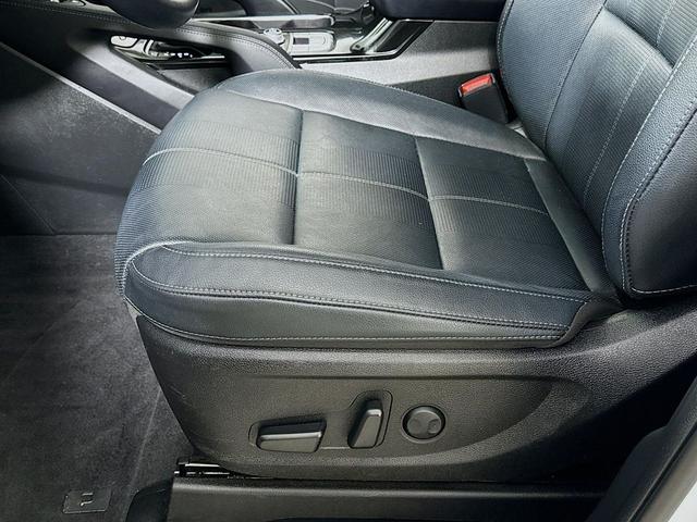 Photo of 2022 Glacial White Pearl Kia Telluride