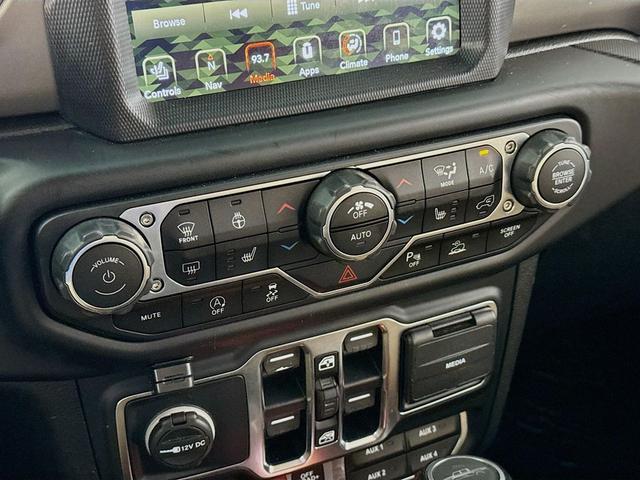 Photo of 2020 Bright White Clearcoat Jeep Gladiator