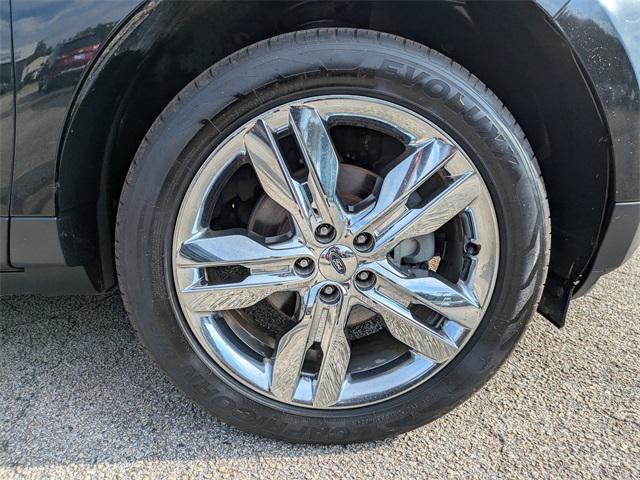 Photo of 2013 Tuxedo Black Metallic Ford Edge
