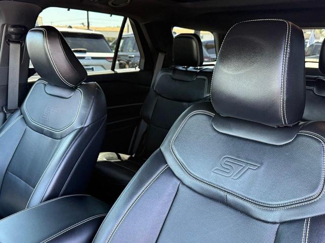 Photo of 2024 Rapid Red Metallic Tinted Clearcoat Ford Explorer