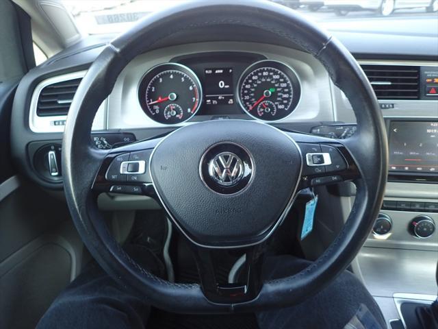 Photo of 2016 White Volkswagen Golf SportWagen