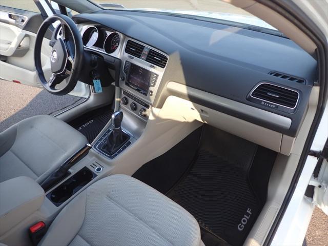 Photo of 2016 White Volkswagen Golf SportWagen