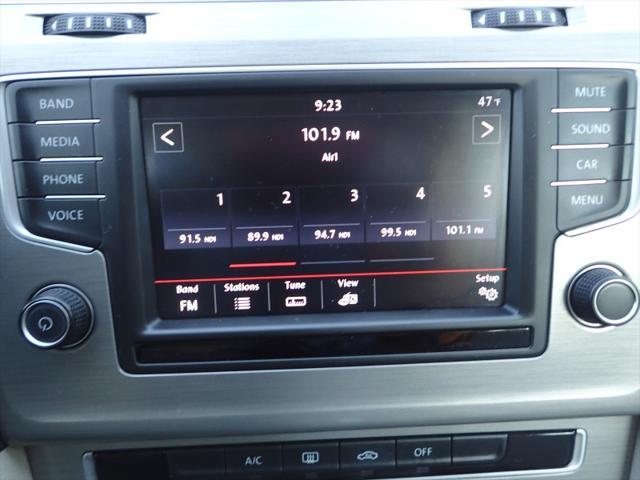 Photo of 2016 White Volkswagen Golf SportWagen