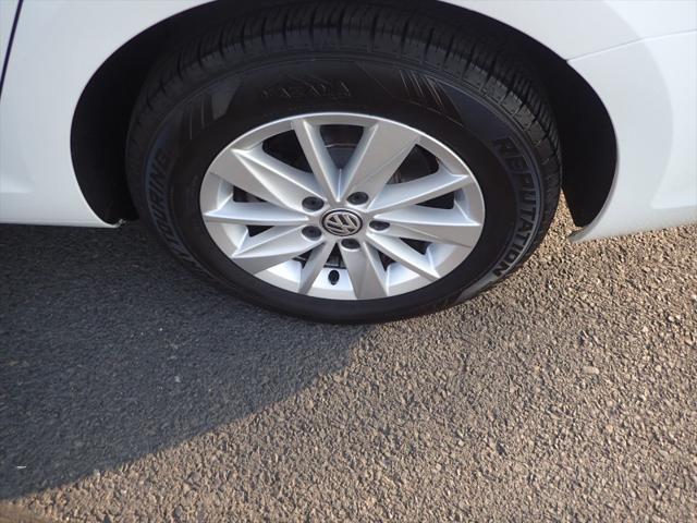 Photo of 2016 White Volkswagen Golf SportWagen