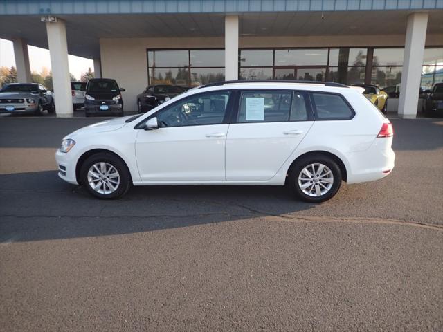 Photo of 2016 White Volkswagen Golf SportWagen