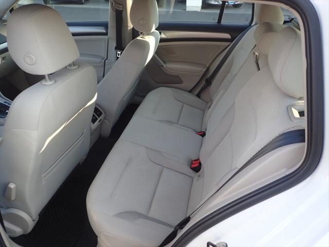 Photo of 2016 White Volkswagen Golf SportWagen