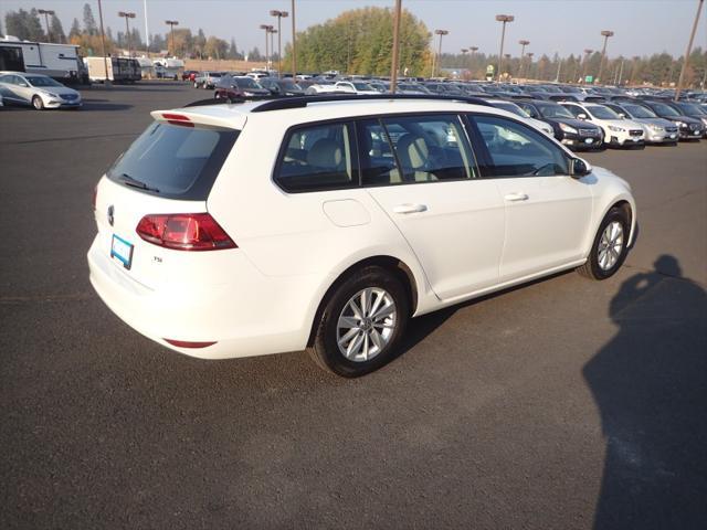 Photo of 2016 White Volkswagen Golf SportWagen