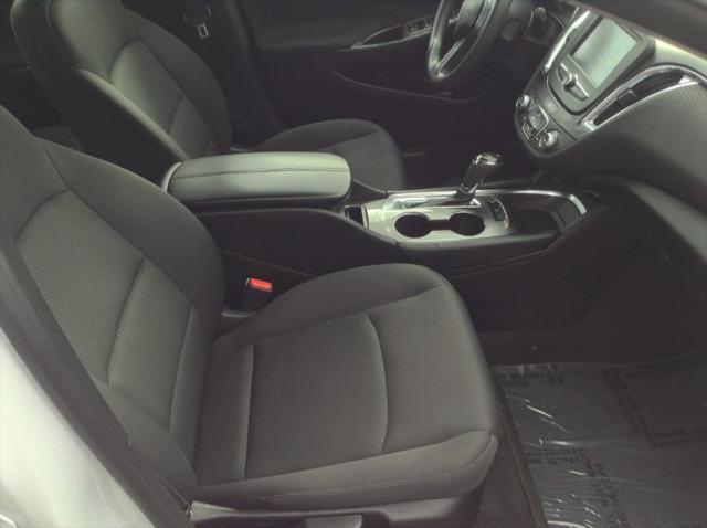 Photo of 2017 White Chevrolet Malibu