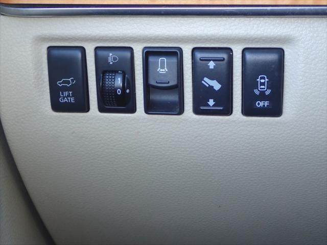 Photo of 2009 White INFINITI QX56