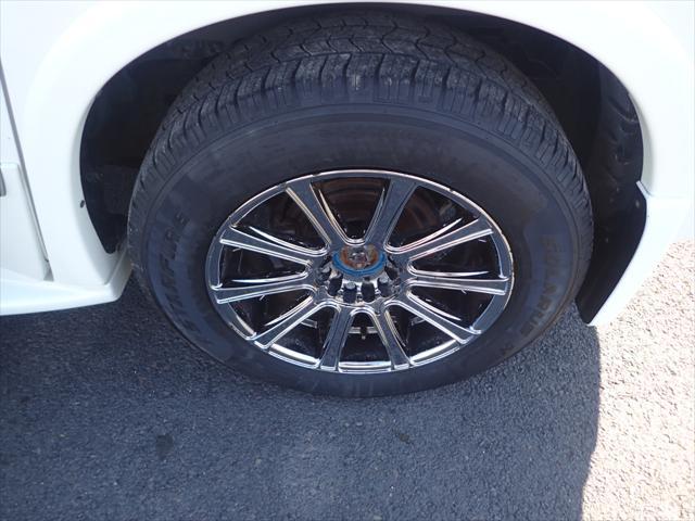 Photo of 2009 White INFINITI QX56