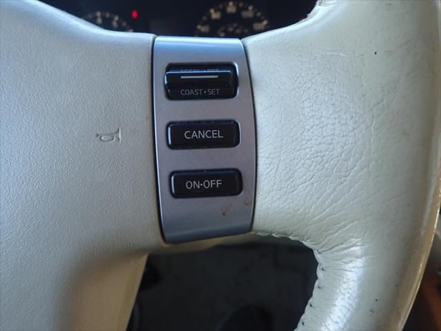 Photo of 2009 White INFINITI QX56