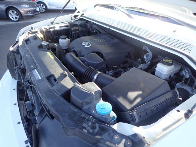 Photo of 2009 White INFINITI QX56