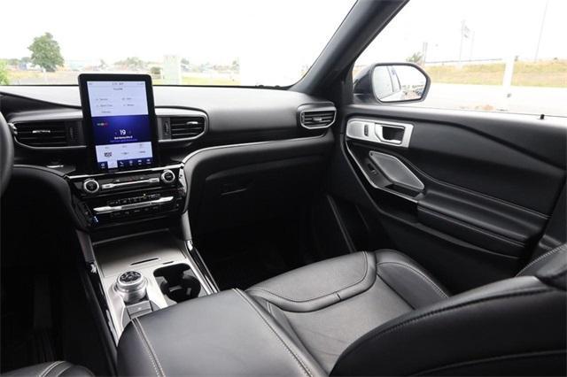Photo of 2022 Iconic Silver Metallic Ford Explorer