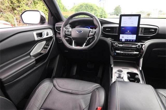 Photo of 2022 Iconic Silver Metallic Ford Explorer