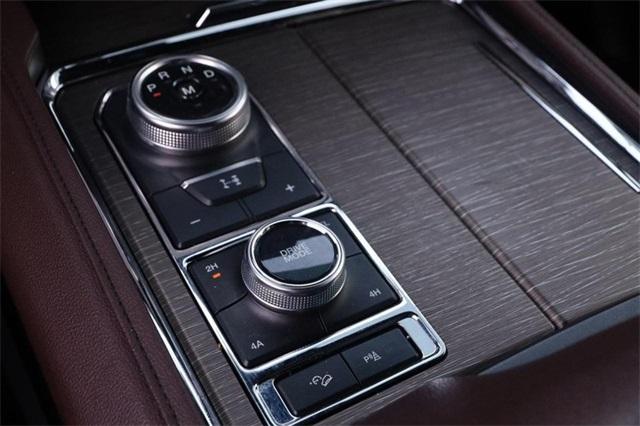 Photo of 2024 Iconic Silver Metallic Ford Expedition
