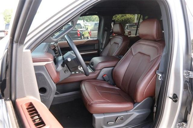 Photo of 2024 Iconic Silver Metallic Ford Expedition