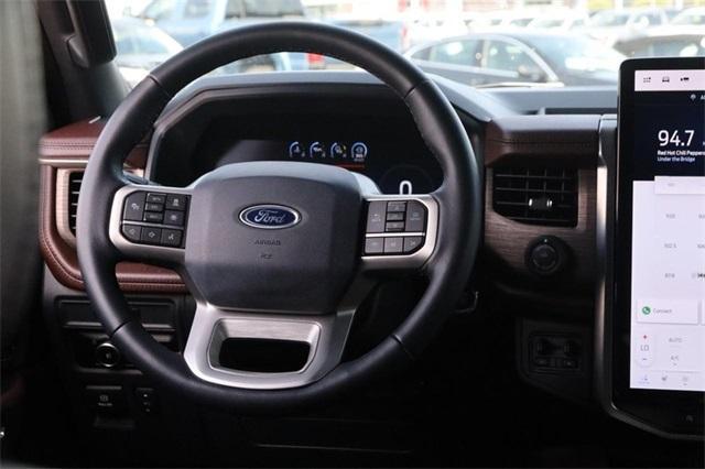 Photo of 2024 Iconic Silver Metallic Ford Expedition