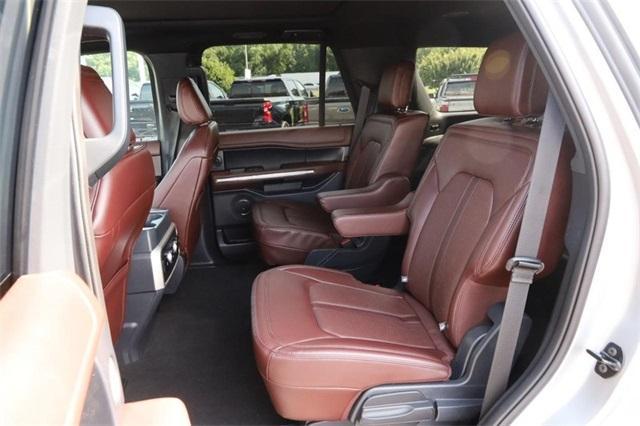 Photo of 2024 Iconic Silver Metallic Ford Expedition