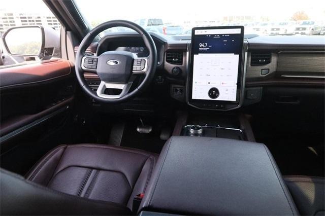 Photo of 2024 Iconic Silver Metallic Ford Expedition