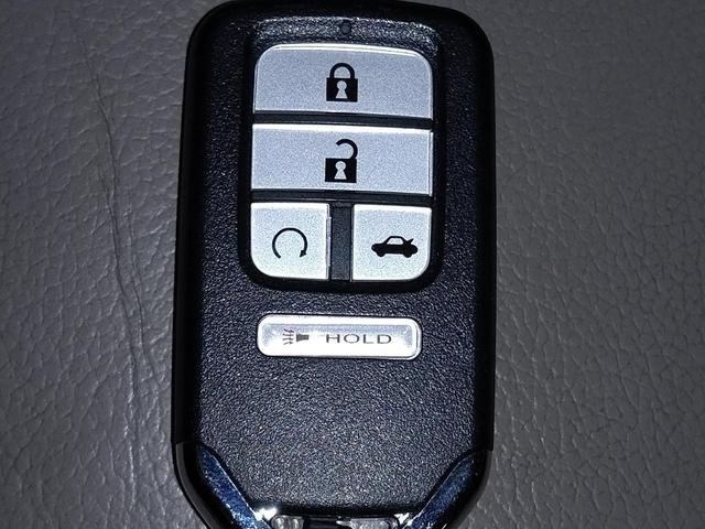 Photo of 2017 White Diamond Pearl Honda Pilot
