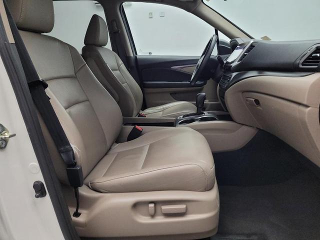 Photo of 2017 White Diamond Pearl Honda Pilot