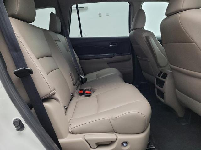 Photo of 2017 White Diamond Pearl Honda Pilot