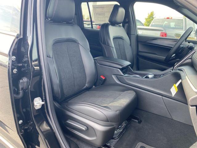 Photo of 2025 Diamond Black Jeep Grand Cherokee