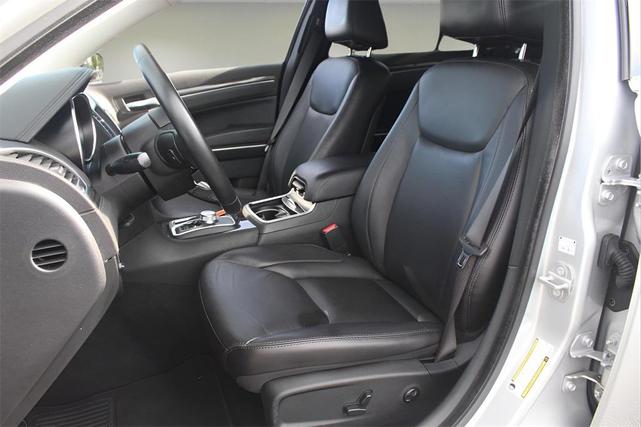 Photo of 2019 Silver Mist Clearcoat Chrysler 300