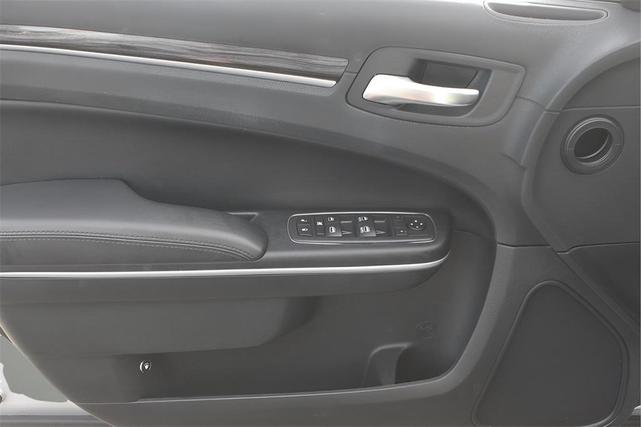 Photo of 2019 Silver Mist Clearcoat Chrysler 300