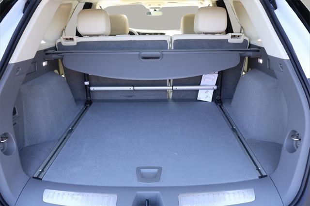 Photo of 2025 Crystal White Tricoat Cadillac XT5
