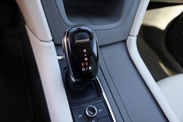 Photo of 2025 Crystal White Tricoat Cadillac XT5