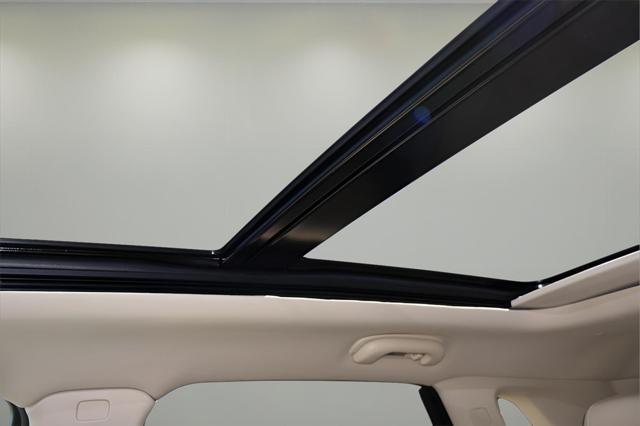 Photo of 2025 Crystal White Tricoat Cadillac XT5