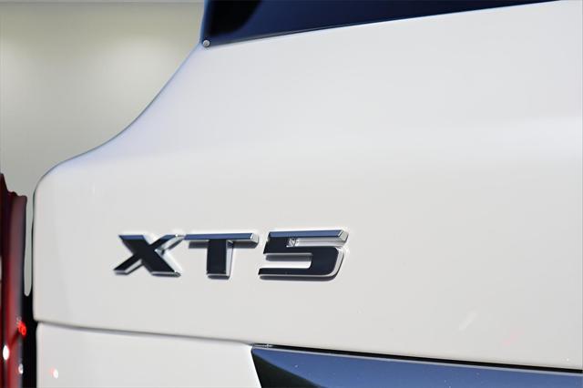 Photo of 2025 Crystal White Tricoat Cadillac XT5