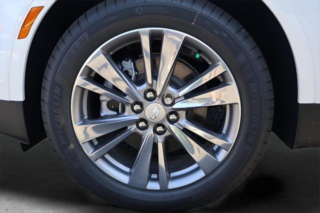 Photo of 2025 Crystal White Tricoat Cadillac XT5
