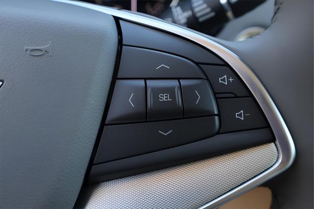 Photo of 2025 Crystal White Tricoat Cadillac XT5